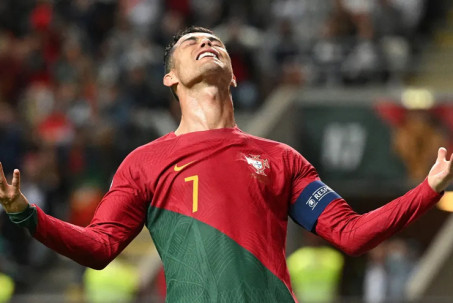 Ronaldo 37 tuổi "tịt ngòi" khiến Bồ Đào Nha bị loại: "Mưa" lời chê từ báo chí