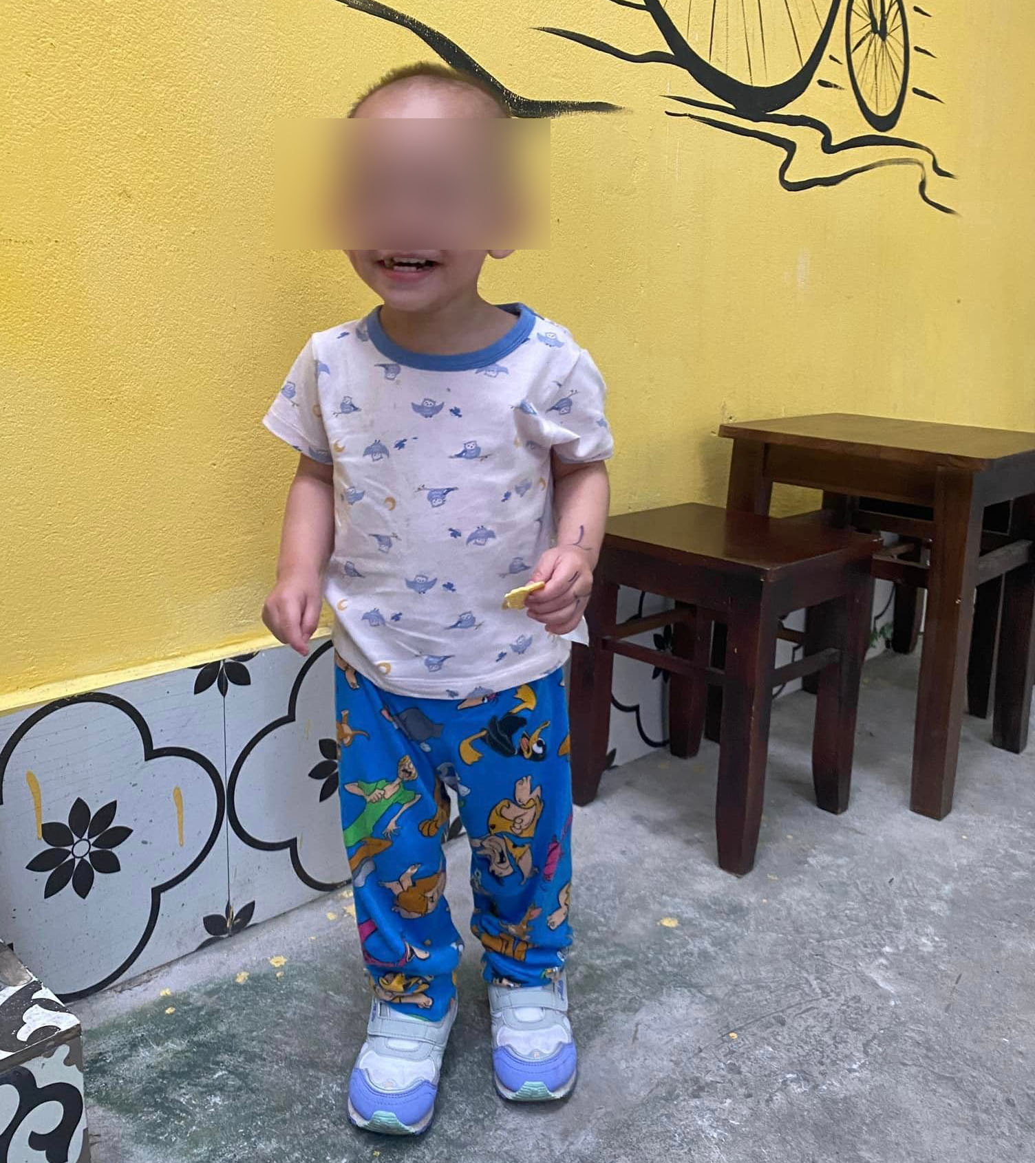 HN: Bé trai 2 tuổi bị bỏ rơi lúc rạng sáng, hình ảnh khiến nhiều người xót xa - 1
