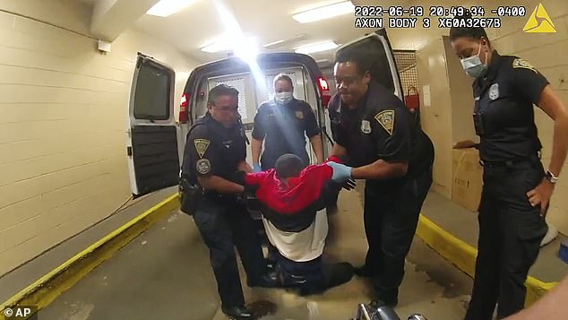 Mỹ: Người đàn ông gãy cổ sau khi bị áp giải lên xe cảnh sát - 1