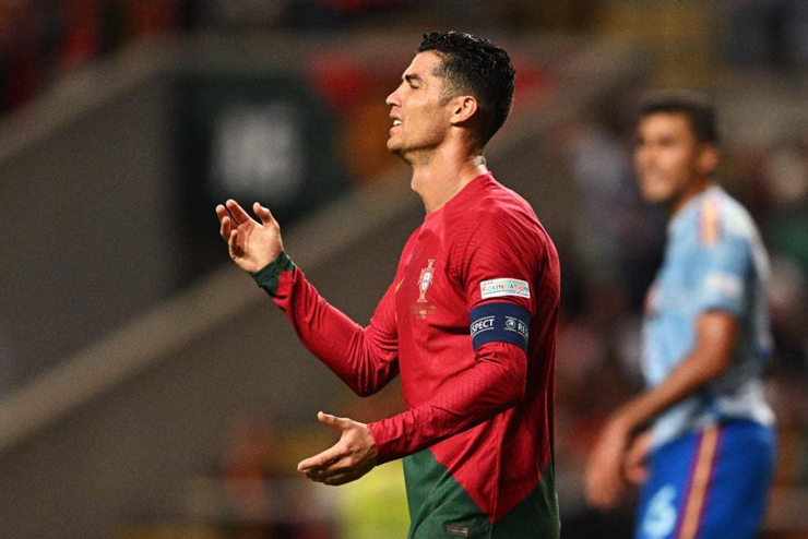 Ronaldo 37 tuổi &#34;tịt ngòi&#34; khiến Bồ Đào Nha bị loại: &#34;Mưa&#34; lời chê từ báo chí - 1