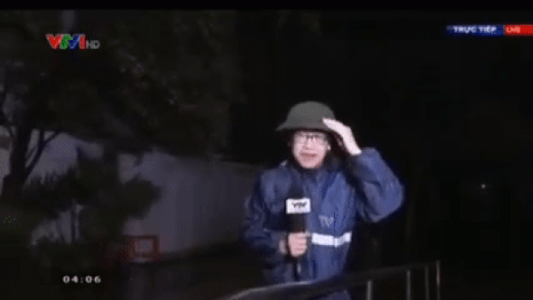 Khoảnh khắc phóng viên VTV khó đứng vững trước gió mạnh của bão Noru gây bão mạng - 1