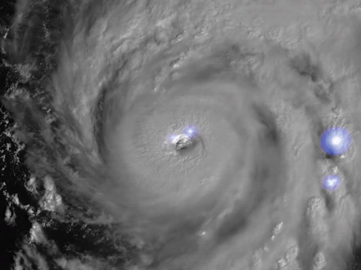 Video bão Ian sức gió 195 km/giờ sắp đổ bộ vào Mỹ nhìn từ vệ tinh