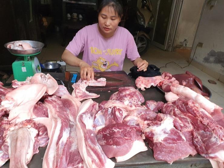 Giá lợn hơi giảm sâu nhất 5 nghìn đồng/kg, giật mình với giá thịt lợn ngoài chợ