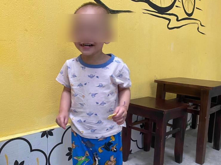 HN: Bé trai 2 tuổi bị bỏ rơi lúc rạng sáng, hình ảnh khiến nhiều người xót xa