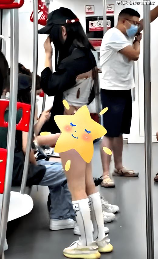 Cô gái mặc đồ phản cảm trên tàu điện ngầm, hành khách xung quanh vội có hành động này - 1