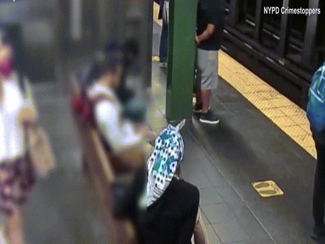 Người phụ nữ có hành động kinh hoàng ở tàu điện ngầm khiến dư luận khiếp sợ