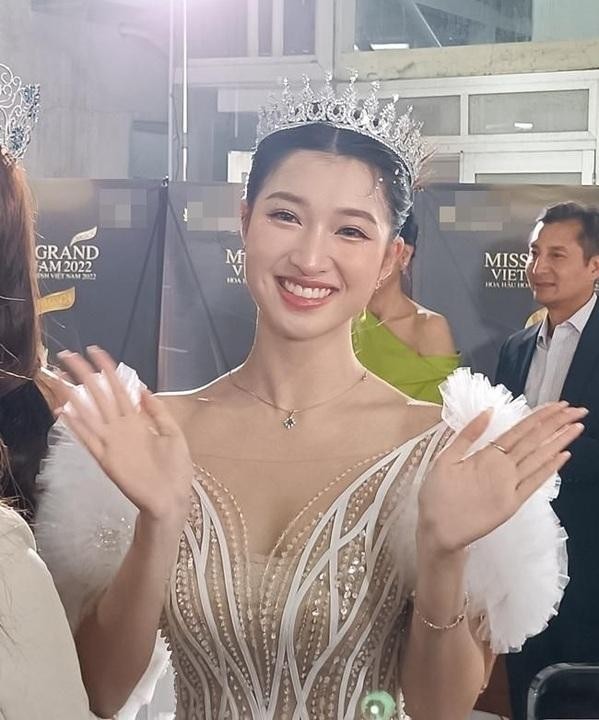 Á hậu Phương Nhi qua ống kính cam thường: Da trắng bật tông, xinh hơn ảnh qua chỉnh sửa - 6