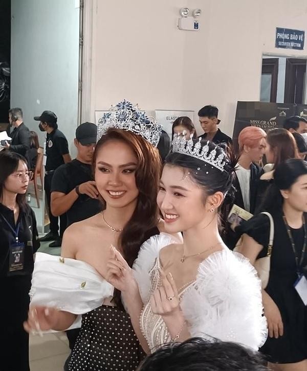 Á hậu Phương Nhi qua ống kính cam thường: Da trắng bật tông, xinh hơn ảnh qua chỉnh sửa - 2