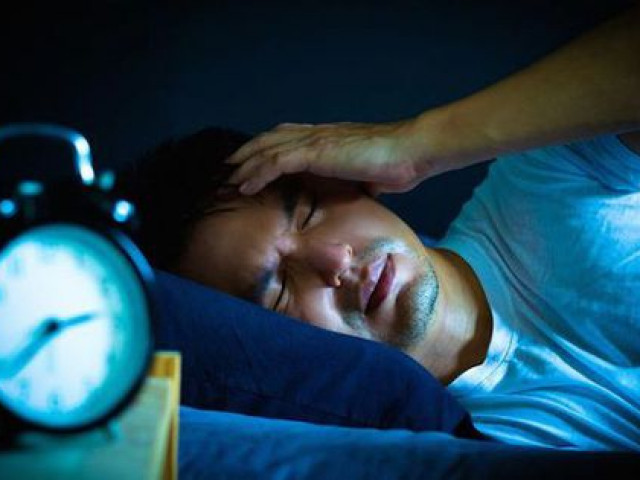 Người thích uống rượu trước khi ngủ nên biết 4 nguy cơ với sức khỏe được chuyên gia cảnh báo