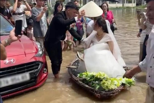 Chú rể ở Nghệ An dùng thuyền rước dâu vào hôn trường - 1