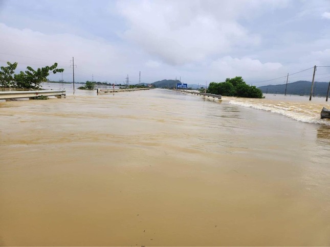 Hình ảnh quốc lộ 1A qua Hà Tĩnh chìm trong biển nước - 1