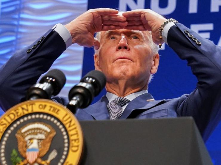 Giữa hội nghị, ông Biden tìm người đã qua đời