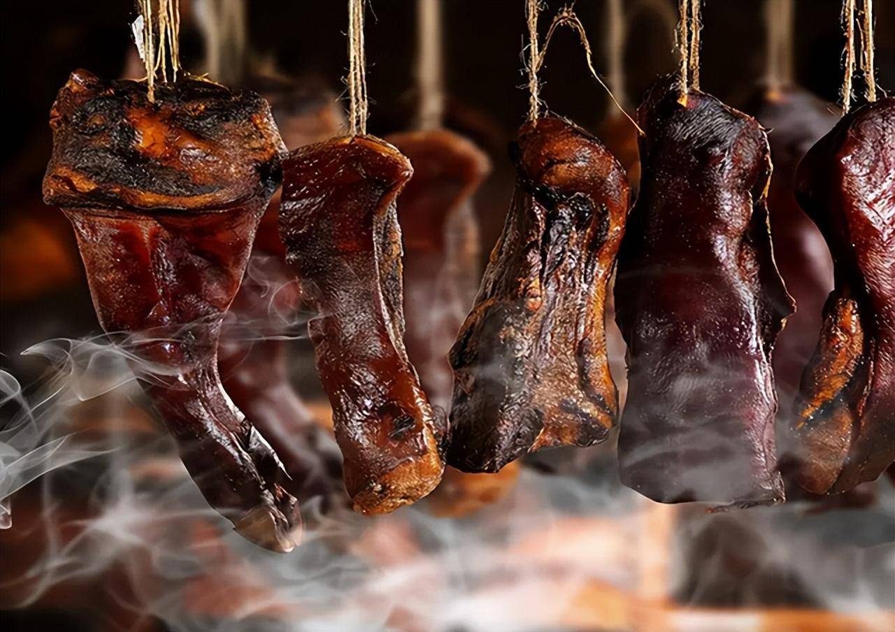 Kỳ lạ món thịt lợn bốc mùi Tứ Xuyên treo trên xà 53 năm, chỉ dùng để chiêu đãi khách VIP - 1