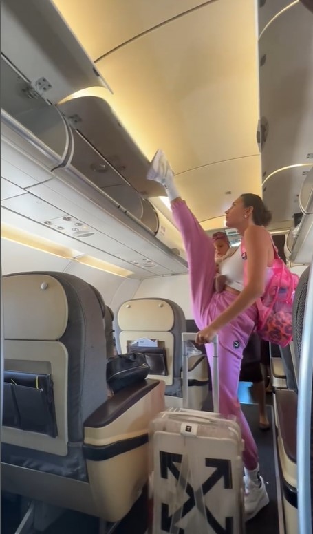 Người đẹp Nga cao 1m83, tay bế con, chân đóng cửa khoang hành lý trên máy bay - 2