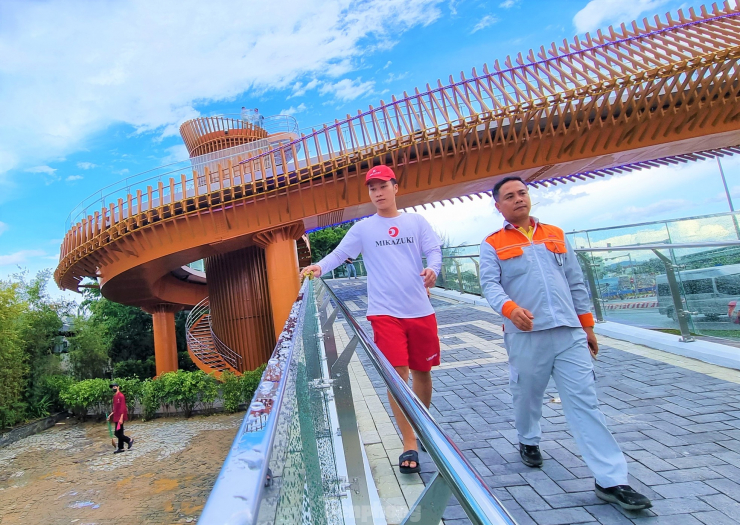 Cầu vượt ven biển đầu tiên tại Đà Nẵng hút du khách, bạn trẻ - 11