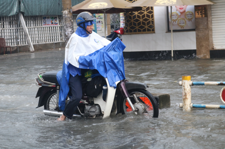 TP HCM: Mưa ngập khắp nơi, người và xe &#34;bơi&#34; về nhà - 3
