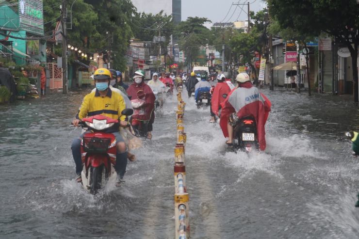 TP HCM: Mưa ngập khắp nơi, người và xe &#34;bơi&#34; về nhà - 7