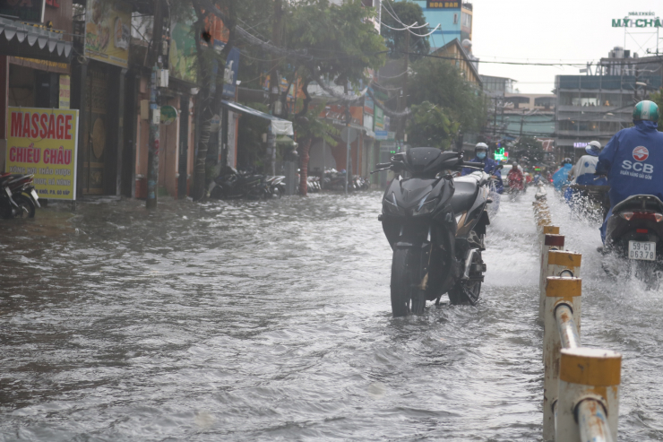 TP HCM: Mưa ngập khắp nơi, người và xe &#34;bơi&#34; về nhà - 6