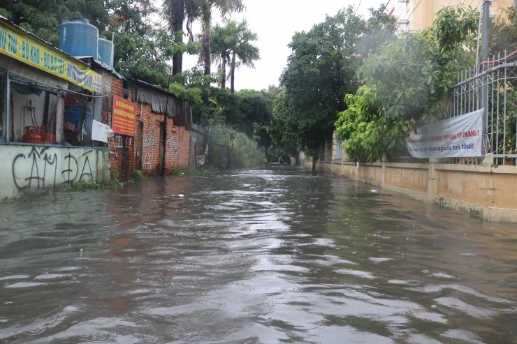 TP HCM: Mưa ngập khắp nơi, người và xe &#34;bơi&#34; về nhà - 8