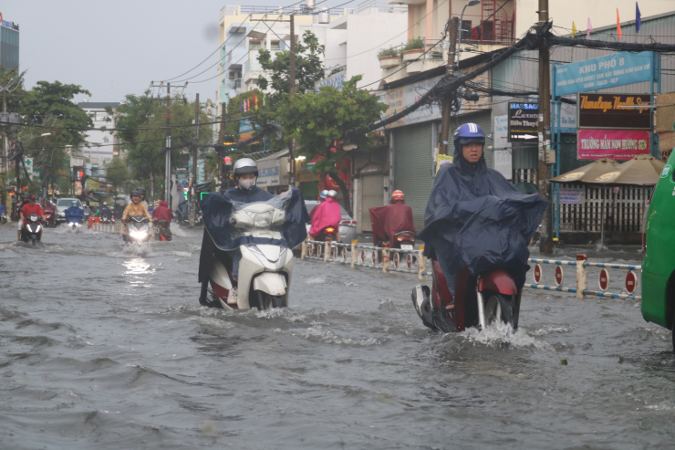 TP HCM: Mưa ngập khắp nơi, người và xe &#34;bơi&#34; về nhà - 9