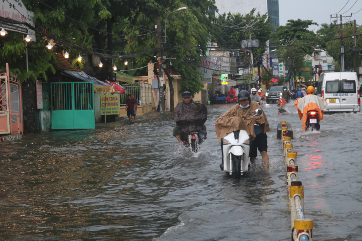 TP HCM: Mưa ngập khắp nơi, người và xe &#34;bơi&#34; về nhà - 11