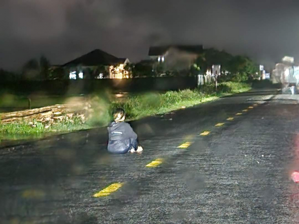 Người phụ nữ ngồi giữa đường trong đêm tối, suýt gây tai nạn hàng loạt - 1