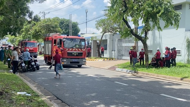 Cháy lớn trong khu chế xuất Linh Trung 2, hàng trăm công nhân sơ tán khẩn - 1