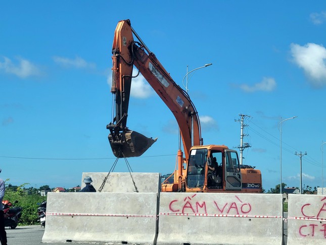 Vụ tai nạn khiến ca nương Tú Thanh tử vong: Dựng rào chắn cấm xe vào đường ven biển - 1