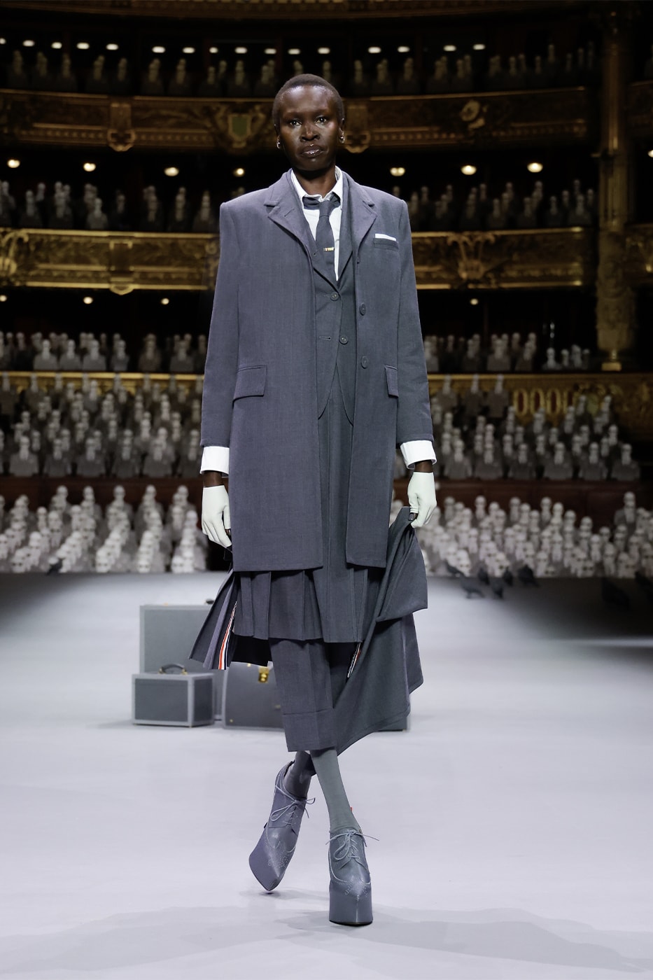 Haute Couture FW23 của Thom Browne mang đến sân khấu một bảng màu xám - 17