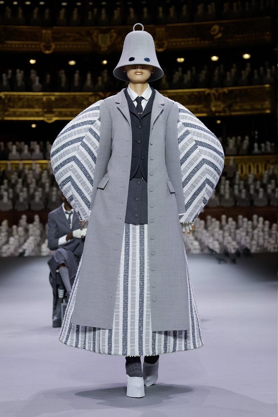 Haute Couture FW23 của Thom Browne mang đến sân khấu một bảng màu xám - 7