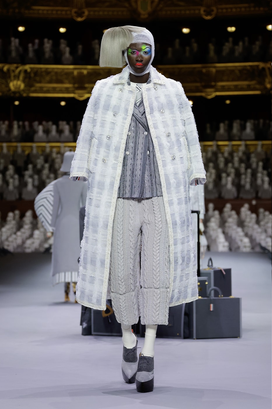 Haute Couture FW23 của Thom Browne mang đến sân khấu một bảng màu xám - 6