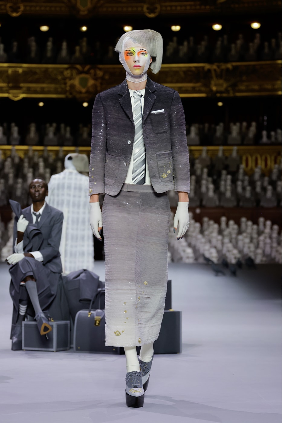 Haute Couture FW23 của Thom Browne mang đến sân khấu một bảng màu xám - 4