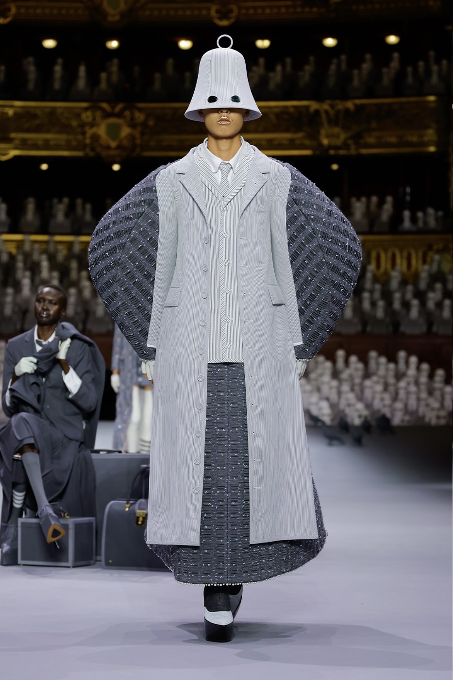 Haute Couture FW23 của Thom Browne mang đến sân khấu một bảng màu xám - 3