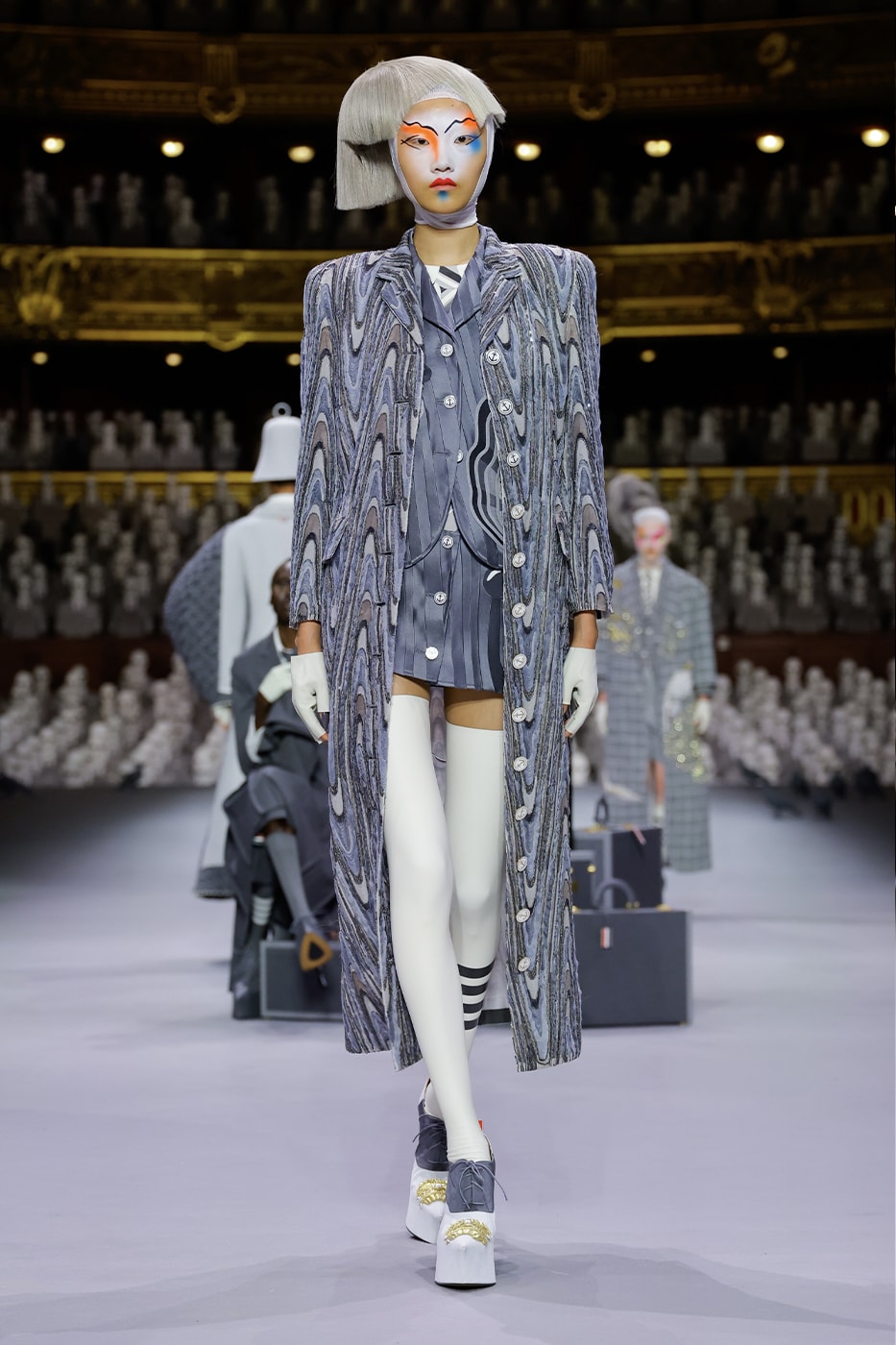 Haute Couture FW23 của Thom Browne mang đến sân khấu một bảng màu xám - 2