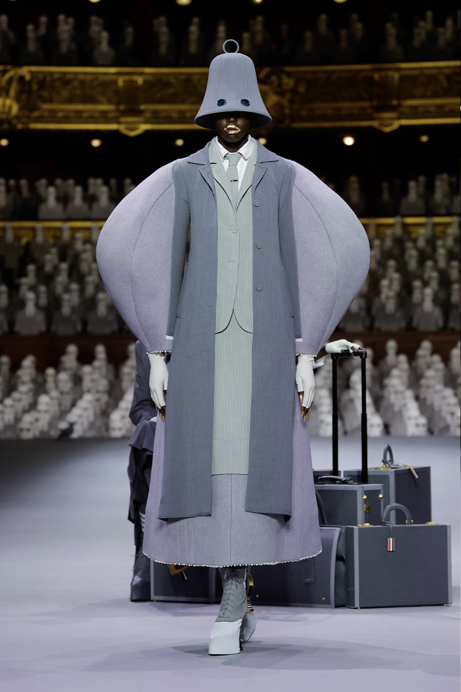 Haute Couture FW23 của Thom Browne mang đến sân khấu một bảng màu xám - 15