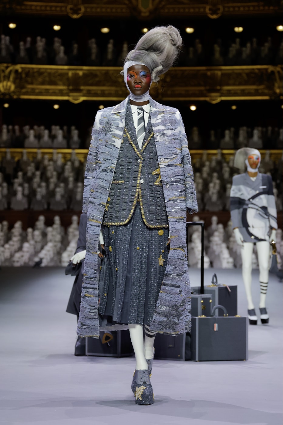 Haute Couture FW23 của Thom Browne mang đến sân khấu một bảng màu xám - 14