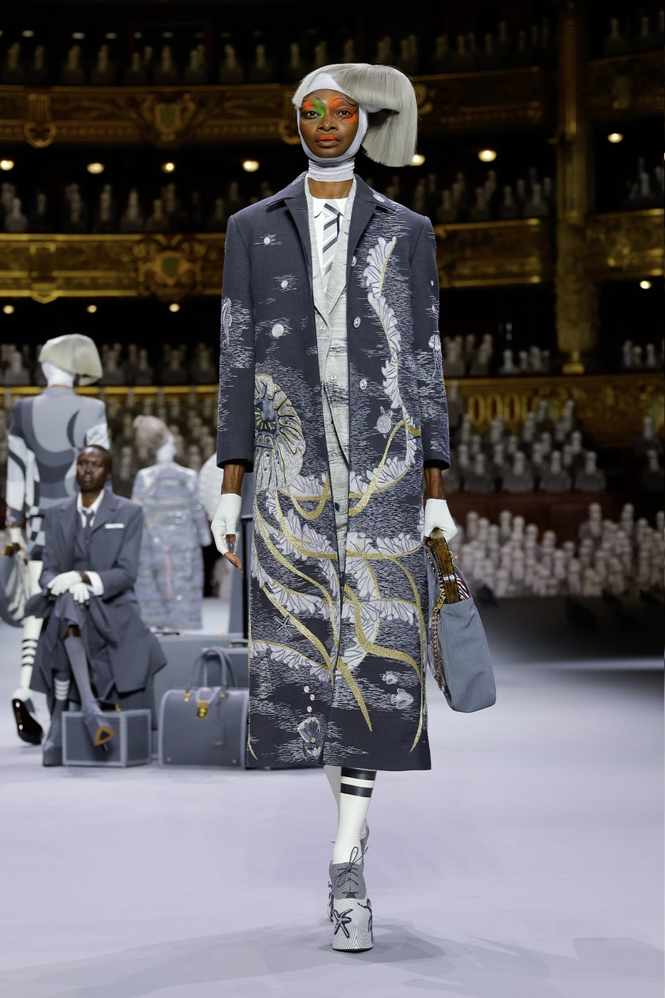 Haute Couture FW23 của Thom Browne mang đến sân khấu một bảng màu xám - 12