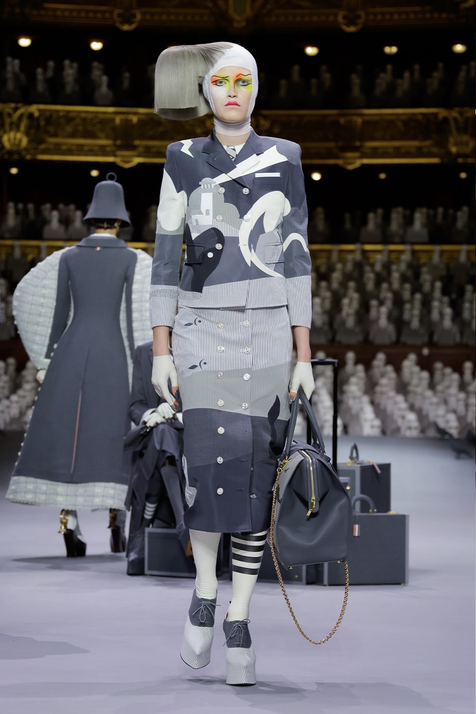 Haute Couture FW23 của Thom Browne mang đến sân khấu một bảng màu xám - 9