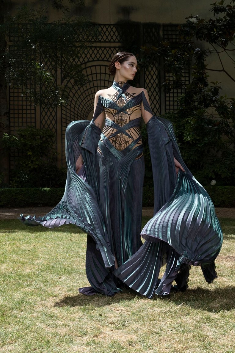 Iris Van Herpen Fall 2023 Couture mang tới chủ nghĩa đô thị dưới nước đẹp mê hồn - 9