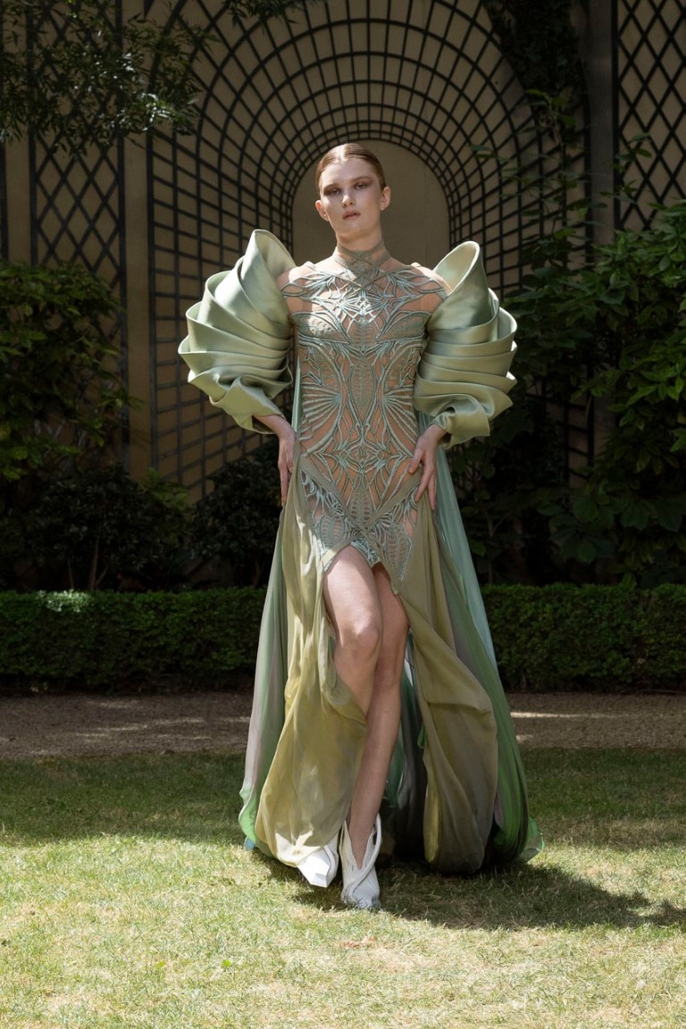 Iris Van Herpen Fall 2023 Couture mang tới chủ nghĩa đô thị dưới nước đẹp mê hồn - 8