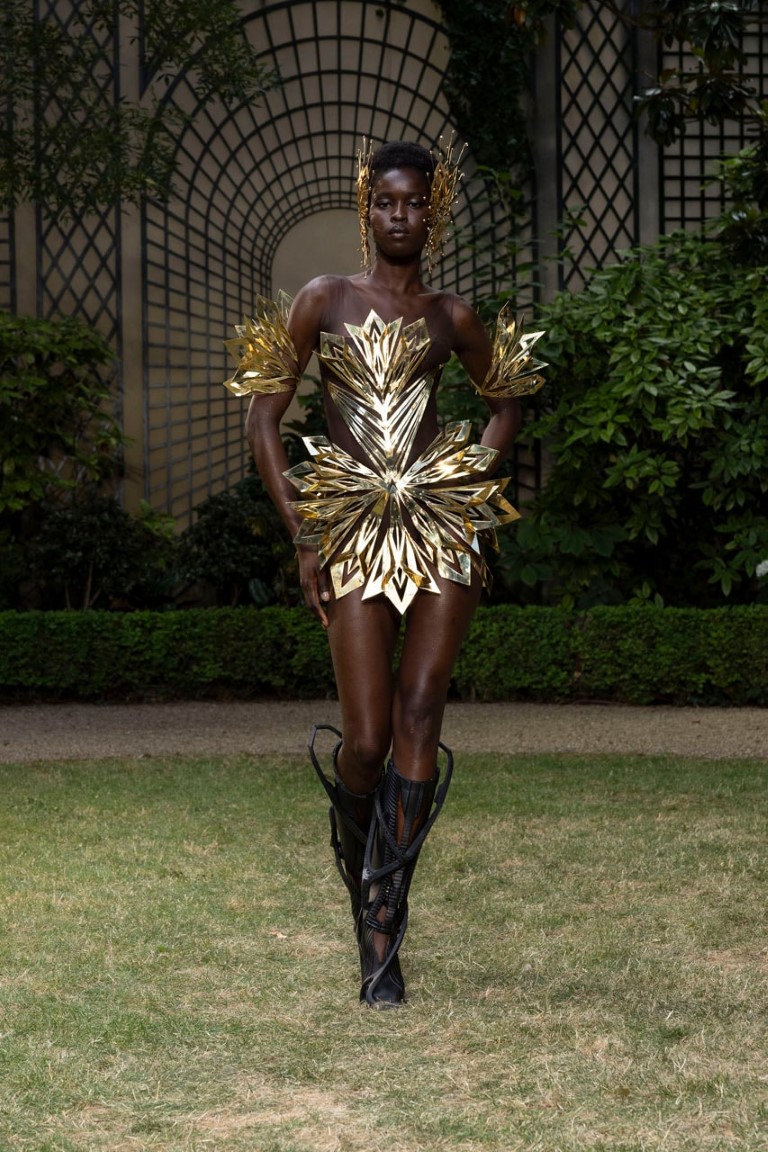 Iris Van Herpen Fall 2023 Couture mang tới chủ nghĩa đô thị dưới nước đẹp mê hồn - 7