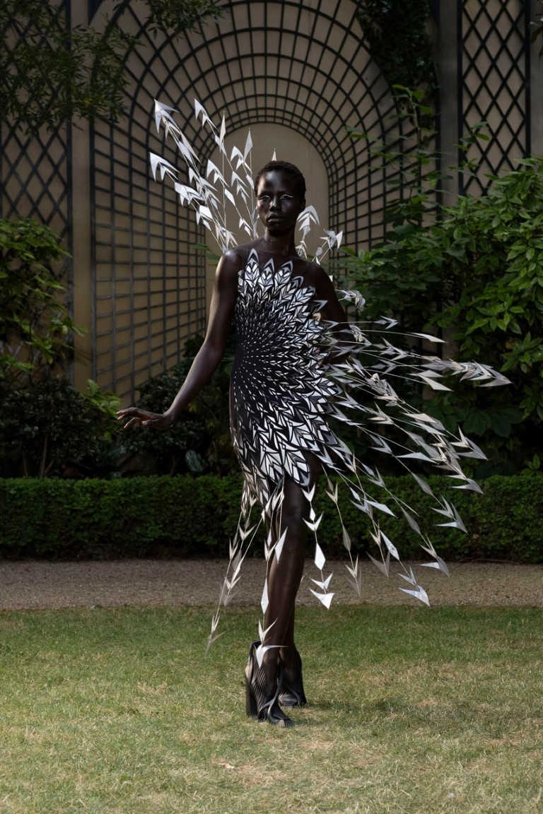 Iris Van Herpen Fall 2023 Couture mang tới chủ nghĩa đô thị dưới nước đẹp mê hồn - 5