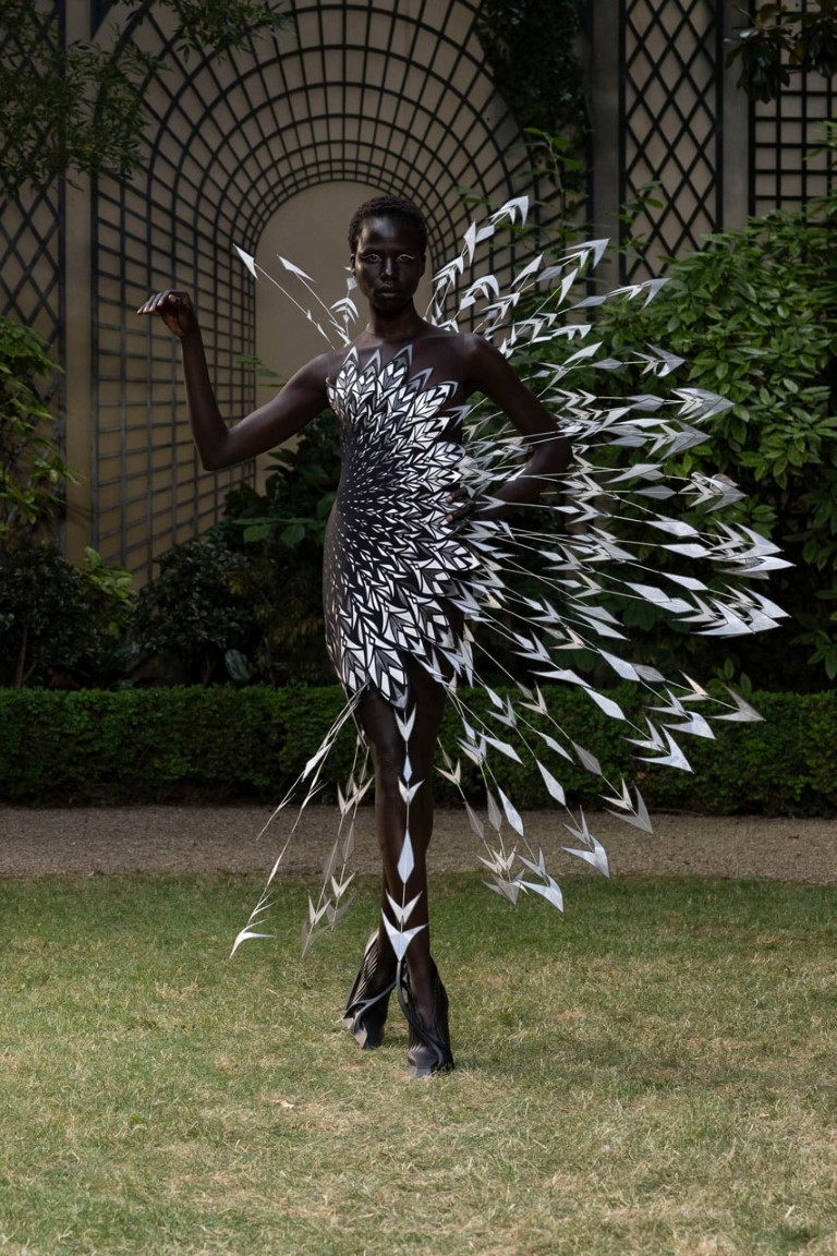 Iris Van Herpen Fall 2023 Couture mang tới chủ nghĩa đô thị dưới nước đẹp mê hồn - 4