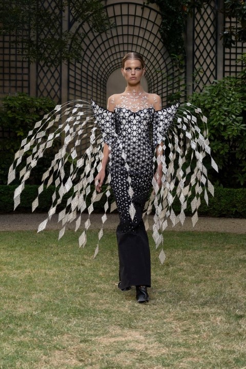 Iris Van Herpen Fall 2023 Couture mang tới chủ nghĩa đô thị dưới nước đẹp mê hồn - 3