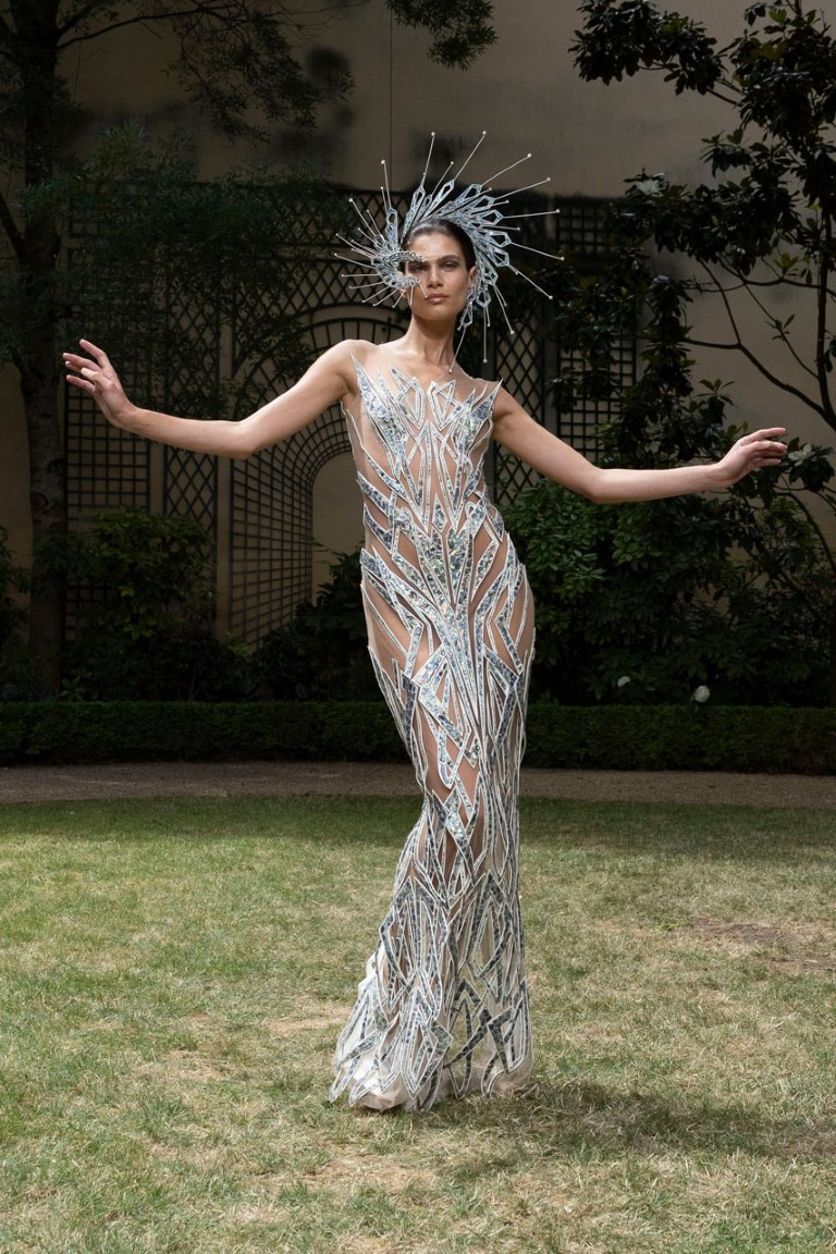 Iris Van Herpen Fall 2023 Couture mang tới chủ nghĩa đô thị dưới nước đẹp mê hồn - 17