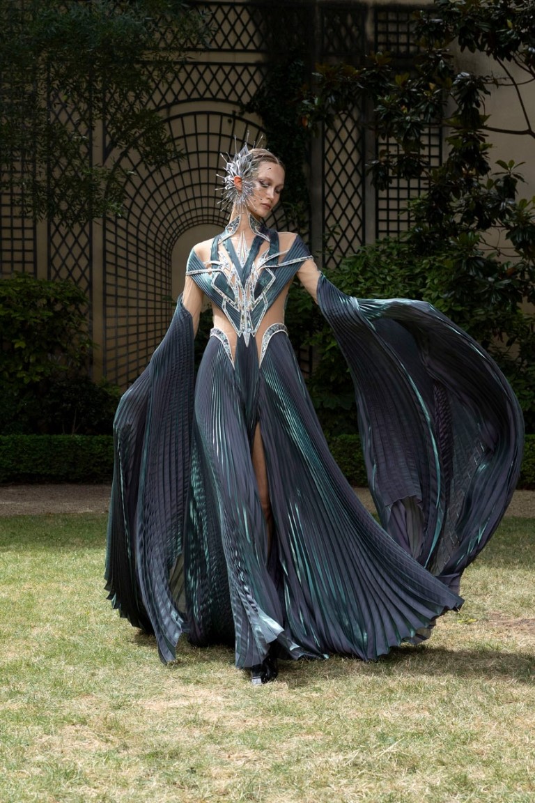 Iris Van Herpen Fall 2023 Couture mang tới chủ nghĩa đô thị dưới nước đẹp mê hồn - 14