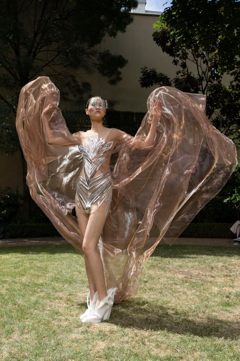 Iris Van Herpen Fall 2023 Couture mang tới chủ nghĩa đô thị dưới nước đẹp mê hồn - 13