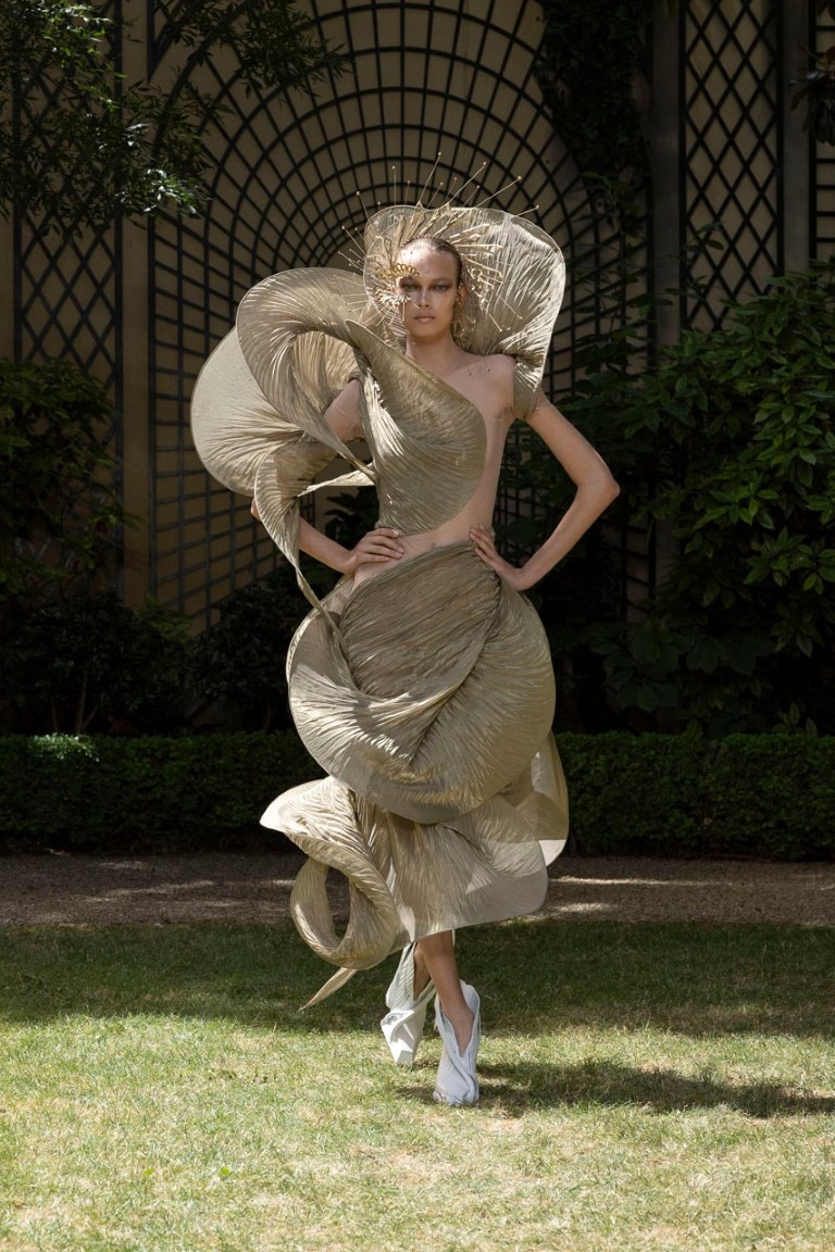 Iris Van Herpen Fall 2023 Couture mang tới chủ nghĩa đô thị dưới nước đẹp mê hồn - 11