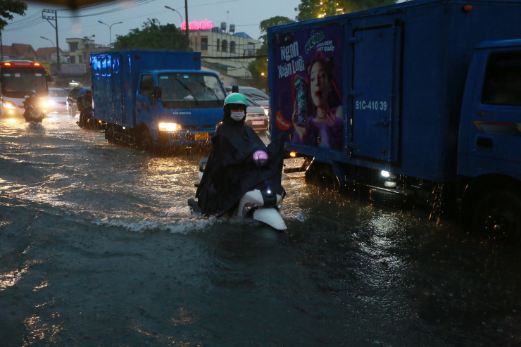 Nhiều tuyến đường tại TP HCM ngập sâu trong ngày đầu của đợt mưa diện rộng - 3