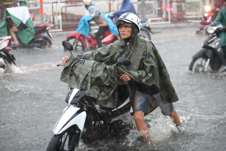 Nhiều tuyến đường tại TP HCM ngập sâu trong ngày đầu của đợt mưa diện rộng - 5